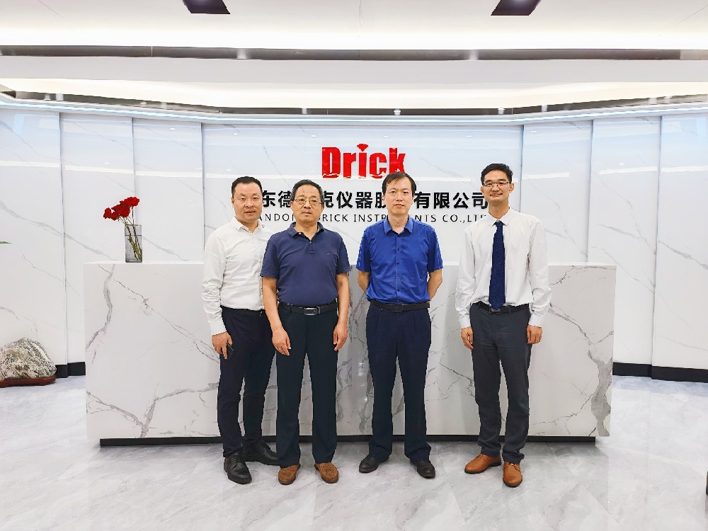 濟(jì)南市天橋區(qū)貿(mào)促會會長孫正、歷城區(qū)貿(mào)促會會長趙金鐘蒞臨德瑞克考察指導(dǎo)